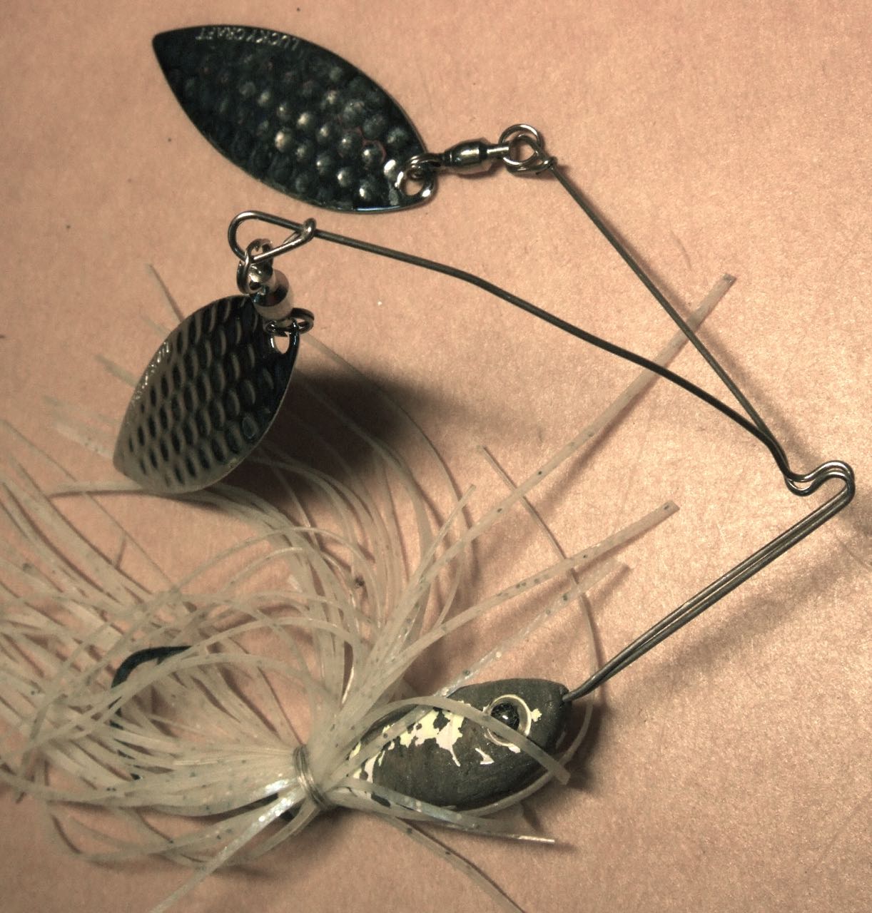 A mix of Willow-leaf and Colorado blade shape spinnerbait